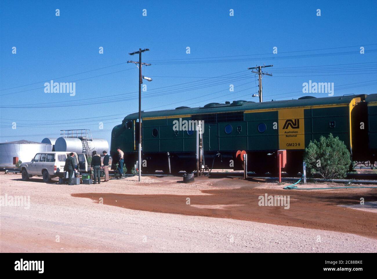 Il treno Trans-Australiano a Cook, Australia Meridionale, con il cambio degli equipaggi. 5 novembre 1987. Foto Stock