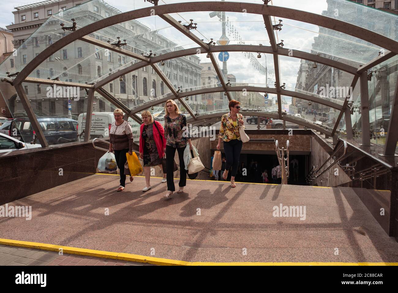 Minsk / Bielorussia - 5 giugno 2019: Gruppo di donne bielorusse che lasciano la stazione della metropolitana Foto Stock