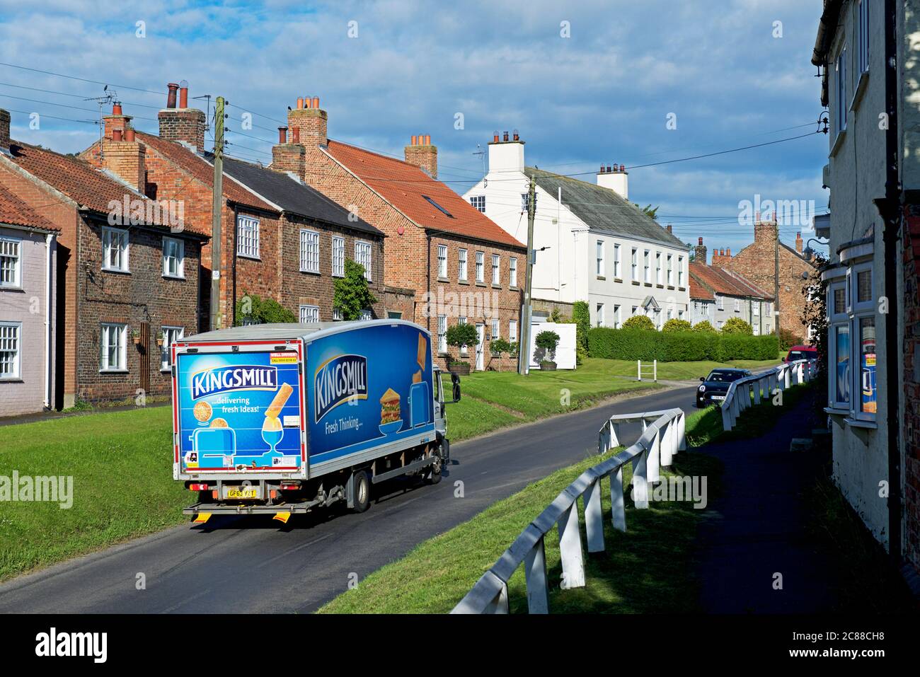 Kingsmill pane consegna van nel villaggio di Stillington, Hambleton, North Yorkshire, Inghilterra Regno Unito Foto Stock