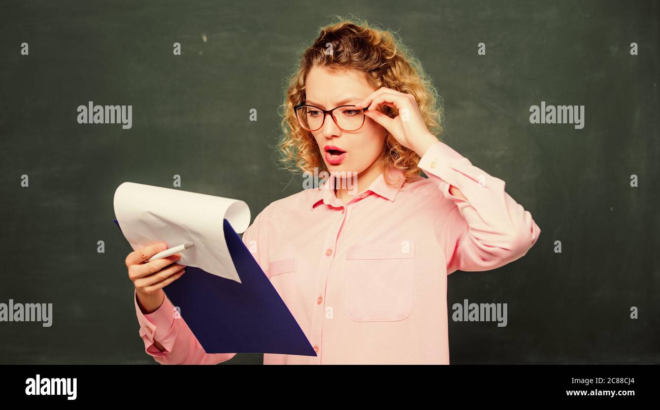 Leggere il ripristino dell'impressione. Leggi il profilo personale. Il tutor controlla i compiti. Stima del saggio dei candidati. Progetto scolastico. Letteratura insegnante di leggere composizione. Donna intelligente donna tenere documenti tablet. Foto Stock