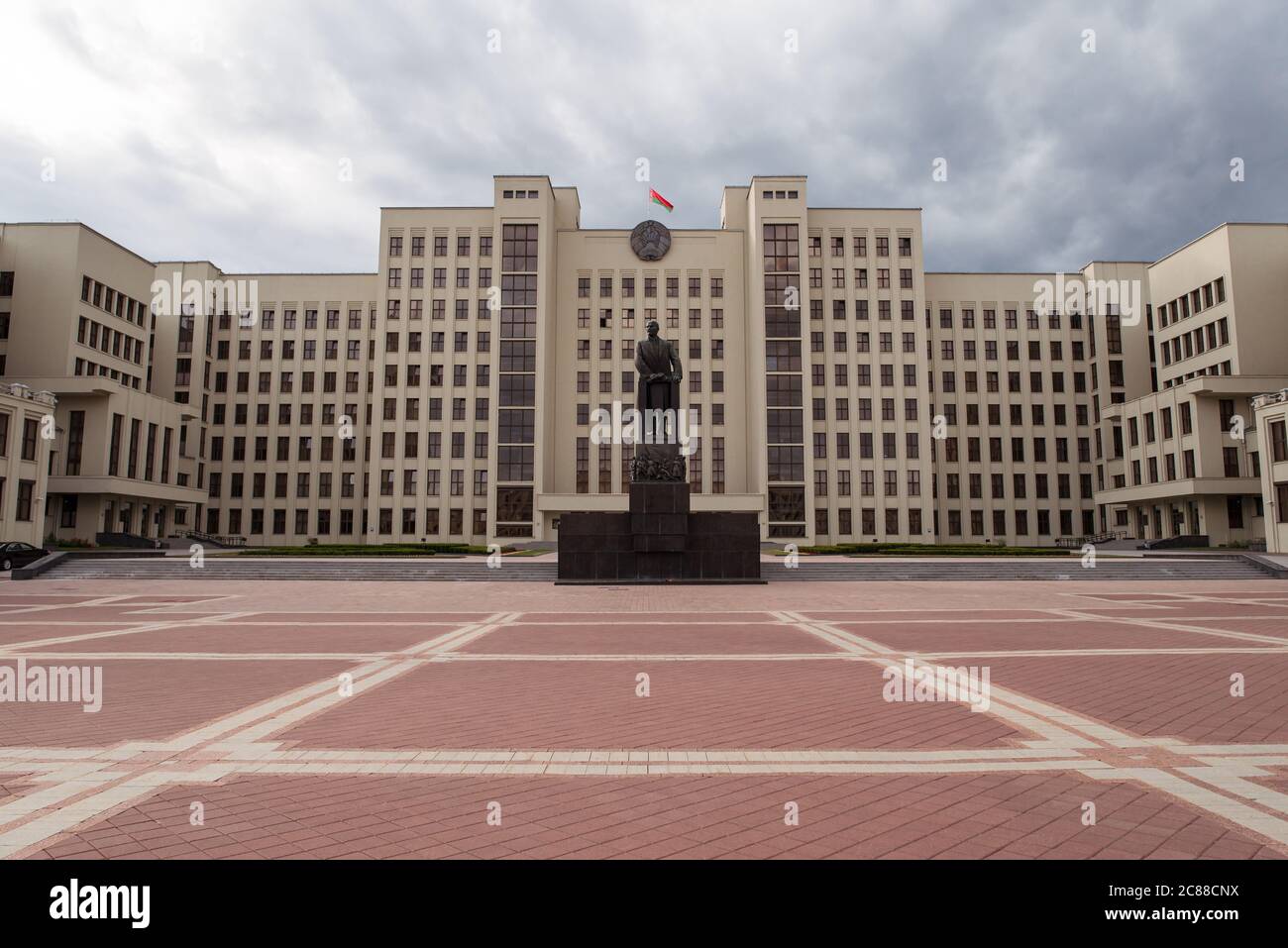 Minsk / Bielorussia - 5 giugno 2019: Monumento Lenin di fronte alla Casa del Governo nella capitale della Bielorussia Foto Stock