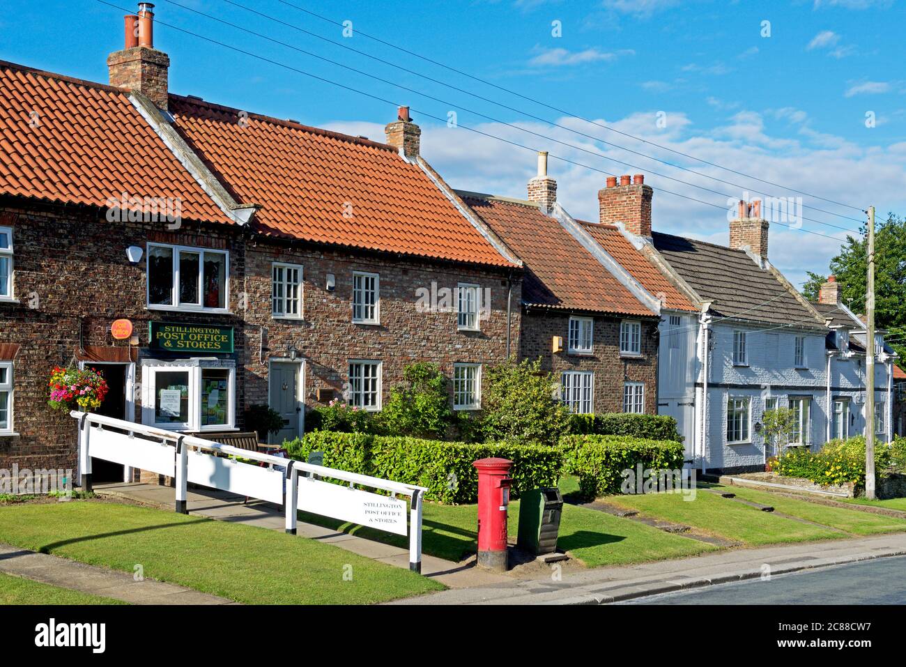 Il negozio del villaggio e l'ufficio postale nel villaggio di Stillington, Hambleton, North Yorkshire, Inghilterra Regno Unito Foto Stock
