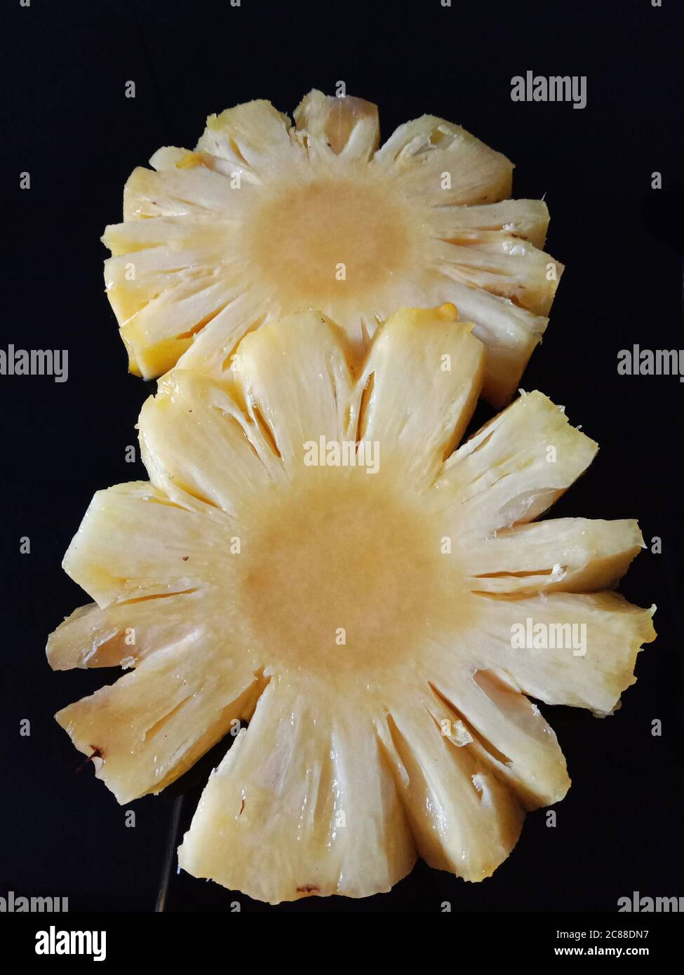 ananas sano tagliato in due pezzi Foto Stock