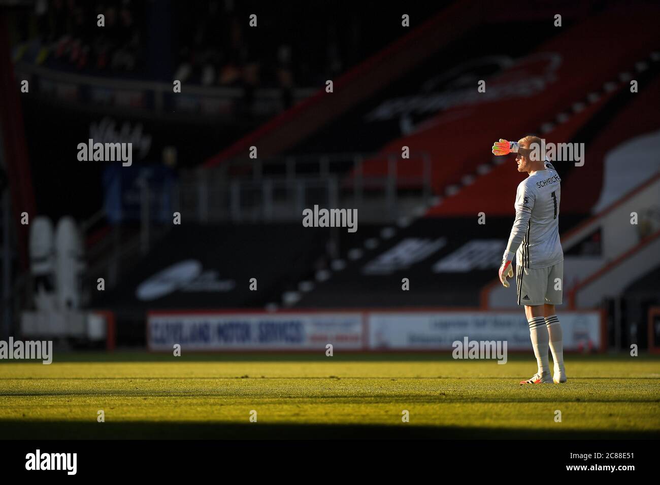 Kasper Schmeichel di Leicester City scudi gli occhi dal sole della tarda sera - AFC Bournemouth contro Leicester City, Premier League, Vitality Stadium, Bournemouth, UK - 12 luglio 2020 solo per uso editoriale - si applicano le restrizioni DataCo Foto Stock