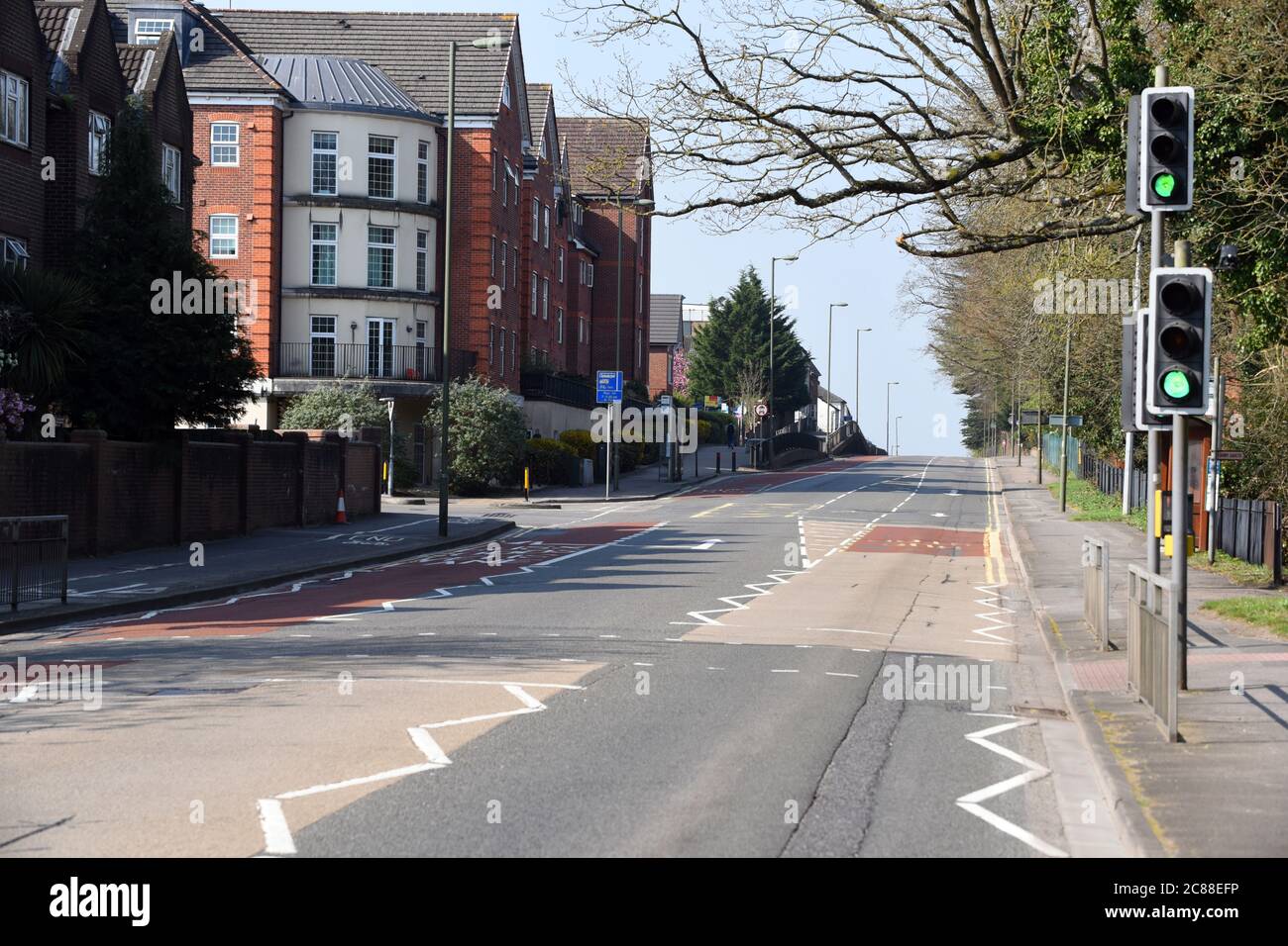 Camberley, Surrey, UK - 10 aprile 2020: Strade vuote durante il primo blocco COVID-19 del 2020 Foto Stock