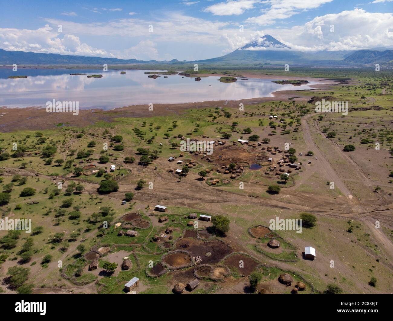 Vista aerea del boma di Maasai o villaggio rurale di famiglia sulla costa del lago salato Natron nella Grande Rift Valley, Tanzania Foto Stock