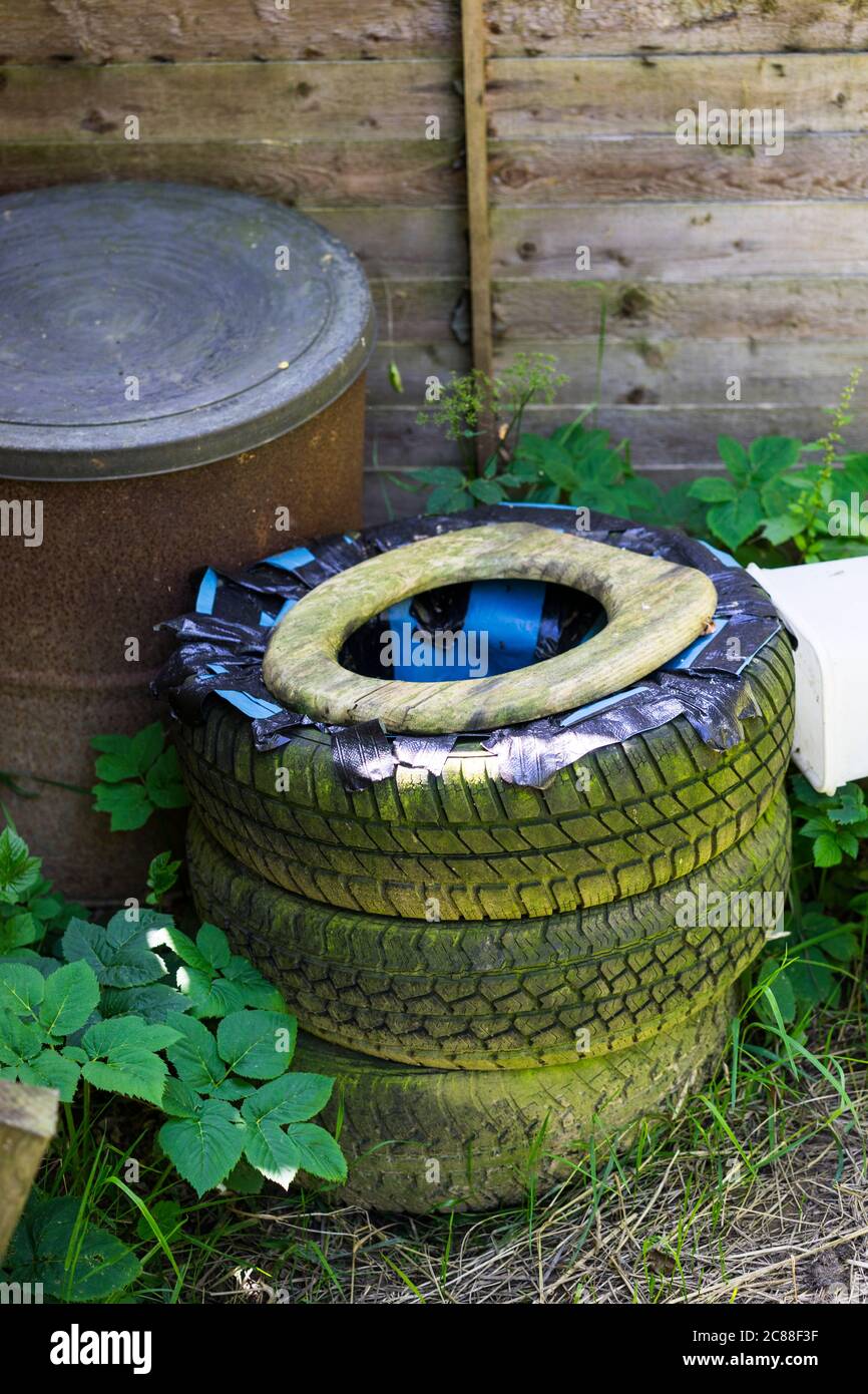 Casa fatto compostaggio wc fatto da vecchia tyres.England, UK. Foto Stock