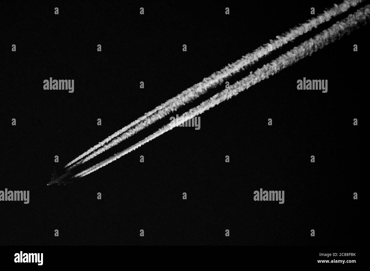 I contrasti si distinguono contro un cielo limpido in questa foto in bianco e nero scattata in Surrey Foto Stock