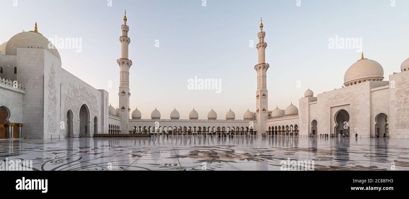 Sheikh Zayed Grand Mosque Center ad Abu Dhabi, Emirati Arabi Uniti, vista esterna della luce naturale Foto Stock