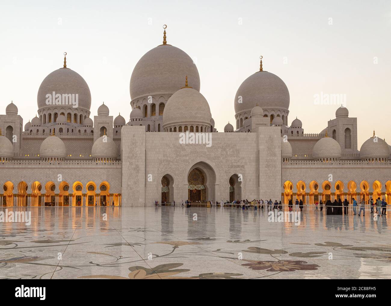 Sheikh Zayed Grand Mosque Center ad Abu Dhabi, vista della luce naturale degli Emirati Arabi Uniti Foto Stock