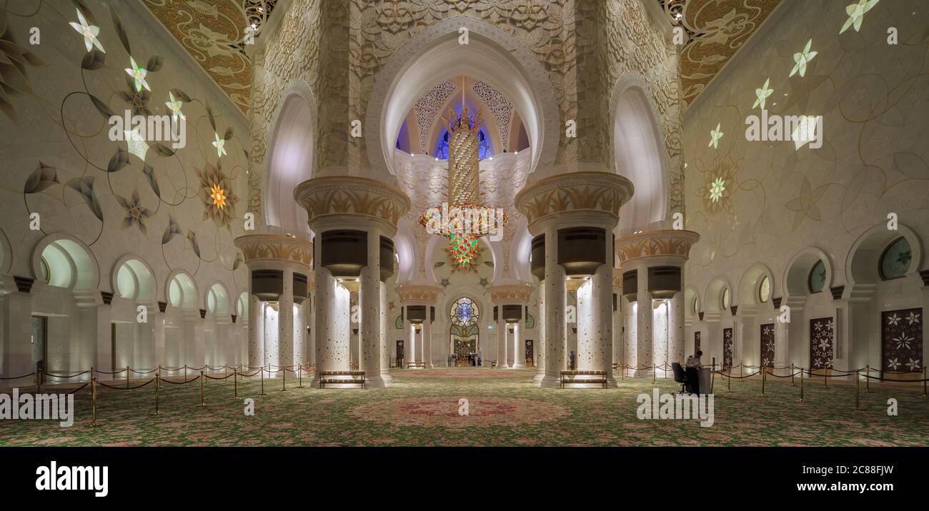 Sheikh Zayed Grand Mosque Centre ad Abu Dhabi, gli Emirati Arabi Uniti, con vista interna che mostra lampadari, decorazioni dorate e tappeti Foto Stock