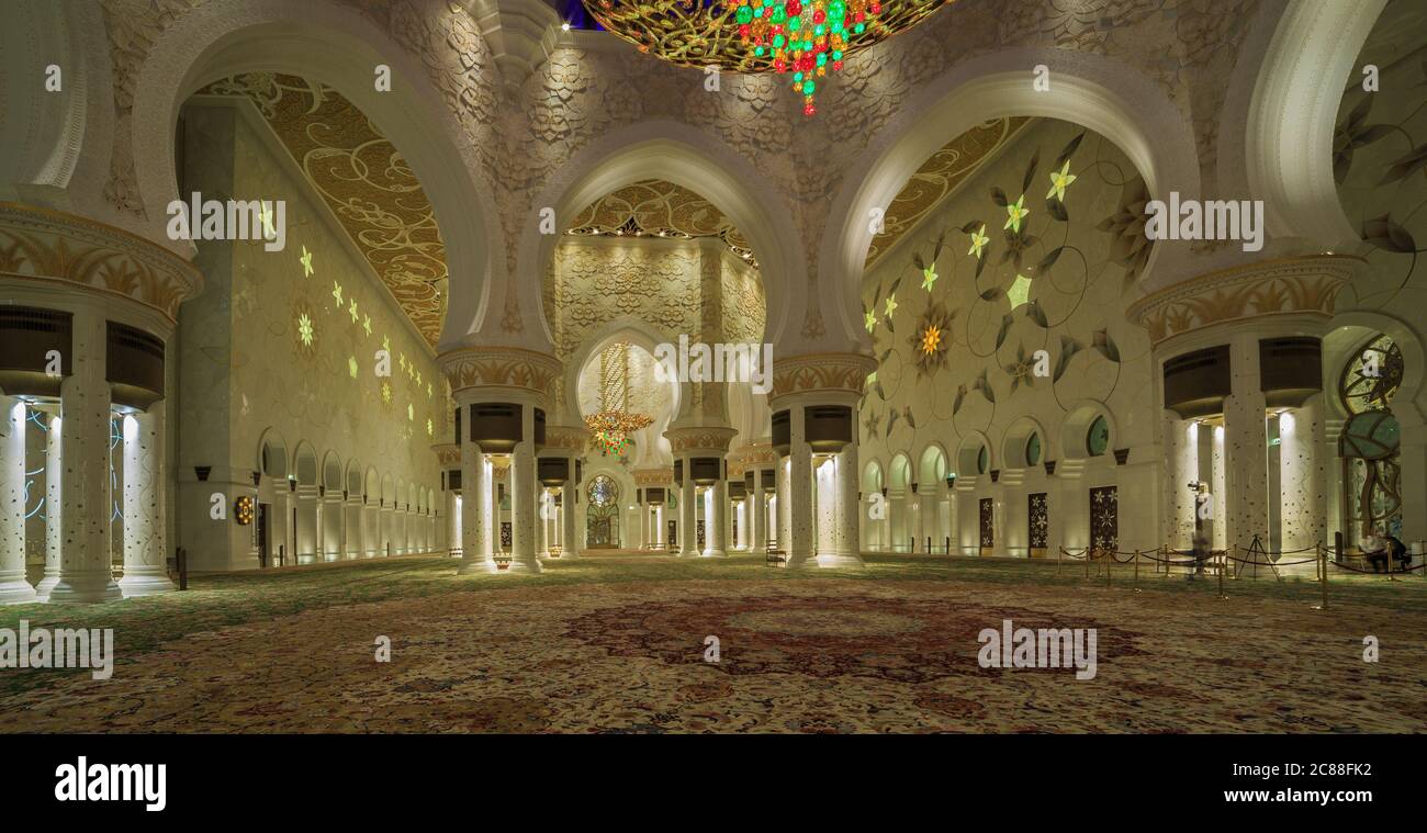 Sheikh Zayed Grand Mosque Centre ad Abu Dhabi, gli Emirati Arabi Uniti, con vista interna che mostra lampadari, decorazioni dorate e tappeti Foto Stock
