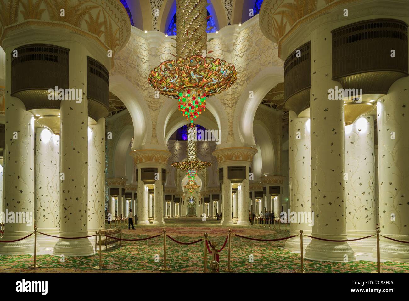 Sheikh Zayed Grand Mosque Centre ad Abu Dhabi, gli Emirati Arabi Uniti, con vista interna che mostra lampadari, decorazioni dorate e tappeti Foto Stock