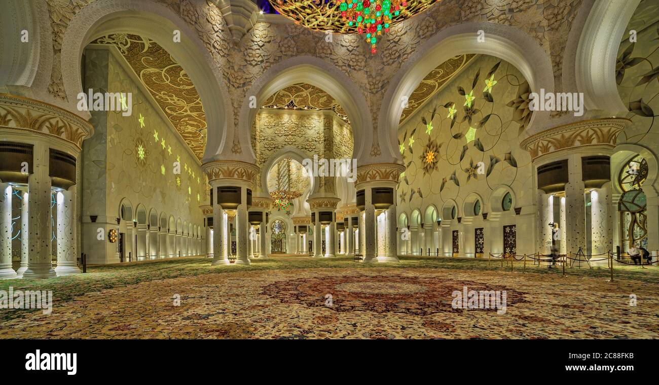 Sheikh Zayed Grand Mosque Centre ad Abu Dhabi, gli Emirati Arabi Uniti, con vista interna che mostra lampadari, decorazioni dorate e tappeti Foto Stock