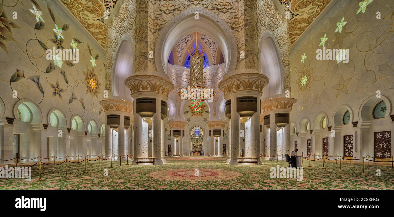 Sheikh Zayed Grand Mosque Centre ad Abu Dhabi, gli Emirati Arabi Uniti, con vista interna che mostra lampadari, decorazioni dorate e tappeti Foto Stock