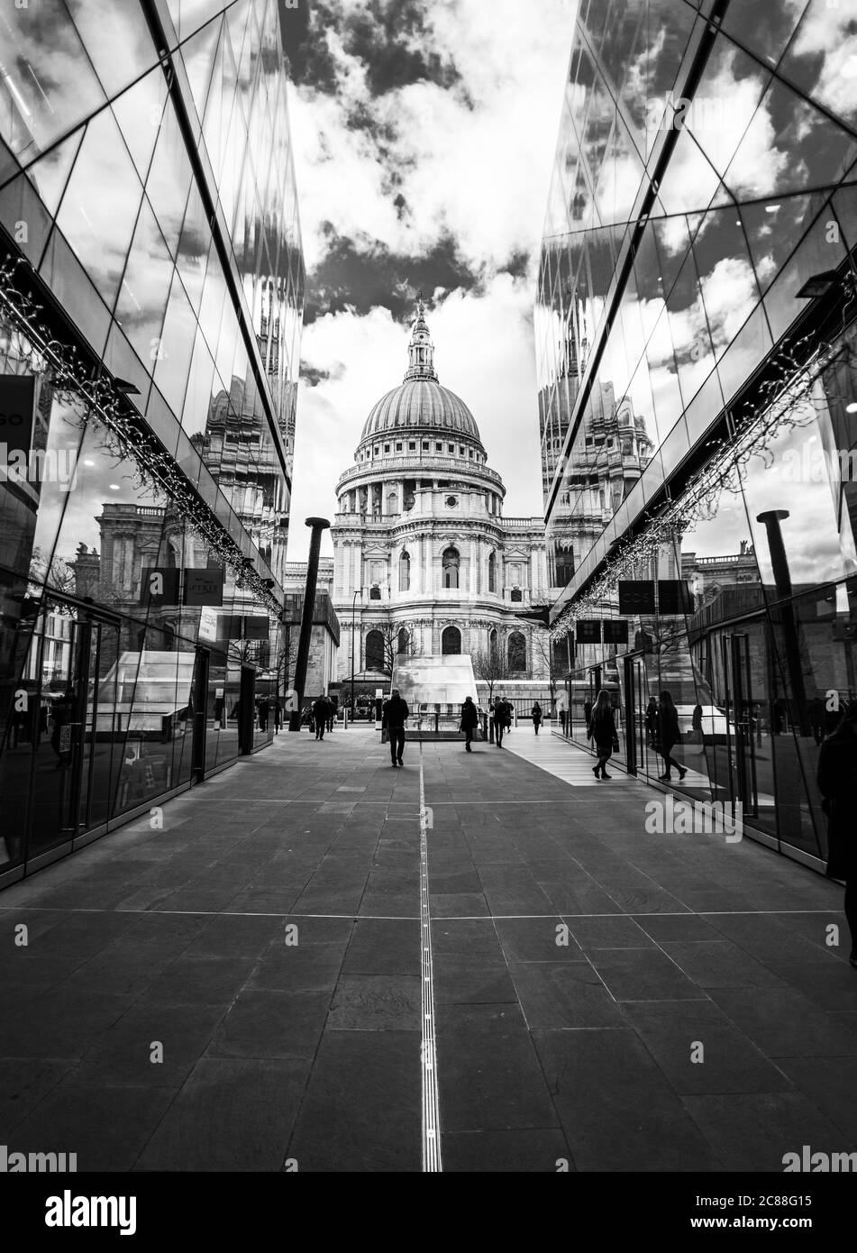 Cattedrale di St Paul, Londra. Riflessioni su edifici in vetro. Foto Stock
