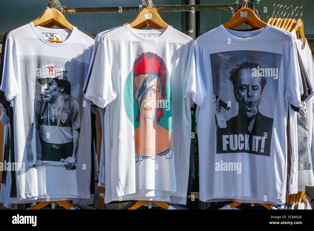 Londra, UK - 11 marzo 2020 - Funky t shirt stampate in esposizione al mercato Camden Street Foto Stock