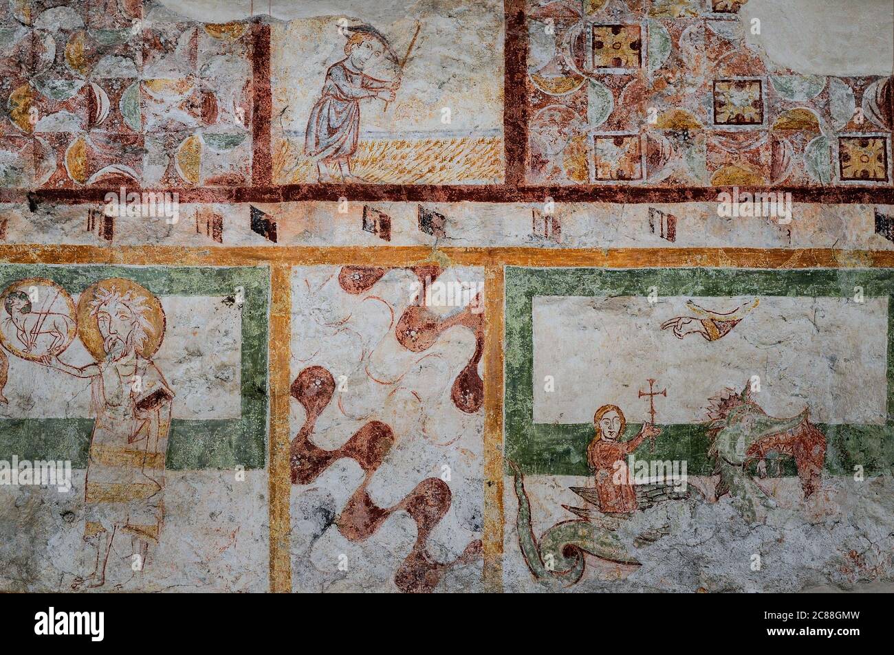 Uomo trebbiante il raccolto a mano (in alto al centro), San Giovanni Evangelista (in basso a sinistra) e Santa Margherita d'Antiochia con drago sconfitto che l'ha appena rigurgitata (in basso a destra). Pannelli del ciclo di affreschi medievali, Abbazia di Piona, Colico, Lombardia, Italia. Foto Stock