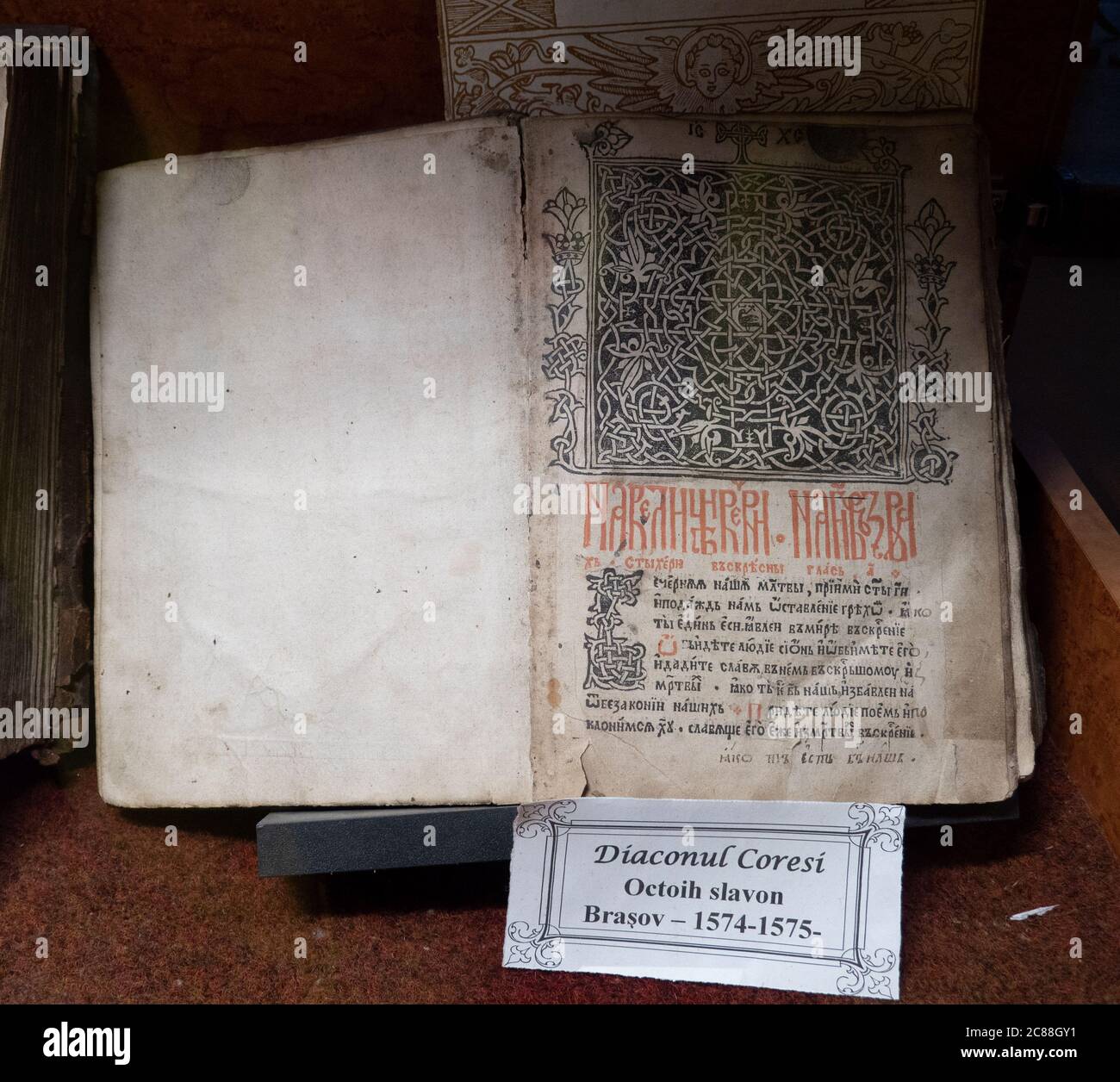 Brasov, Transilvania/Romania - 24 ottobre 2019: Libro scolastico originale stampato dalla prima tipografia rumena in lingua slava ecclesiastica. Foto Stock