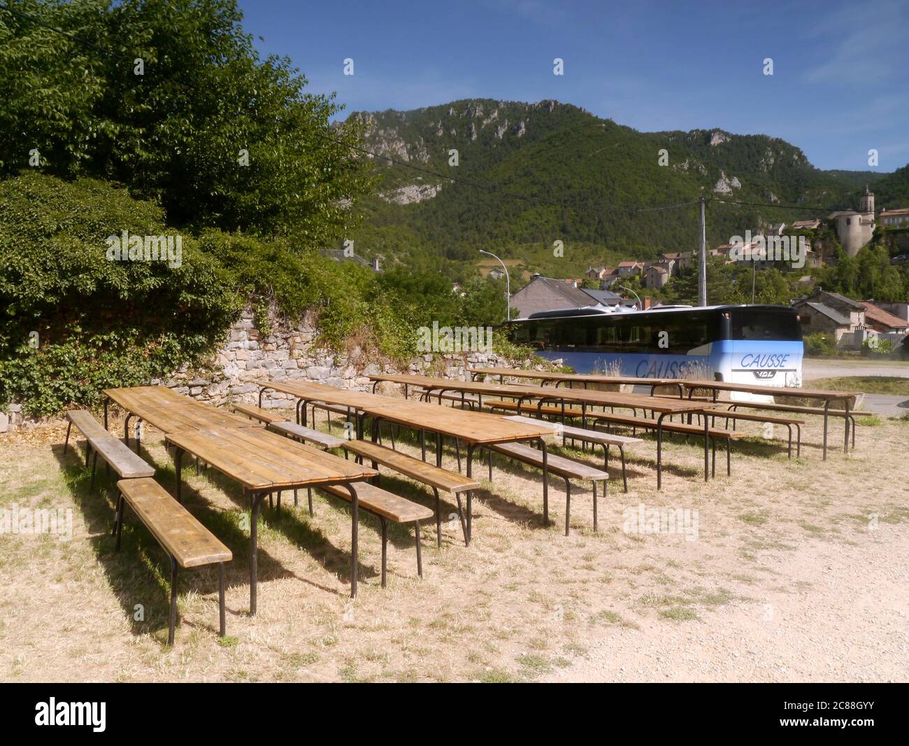 Un autobus parcheggiato in Francia rurale; Peyreleau, Aveyron, Francia: 18 luglio 2019. Foto Stock