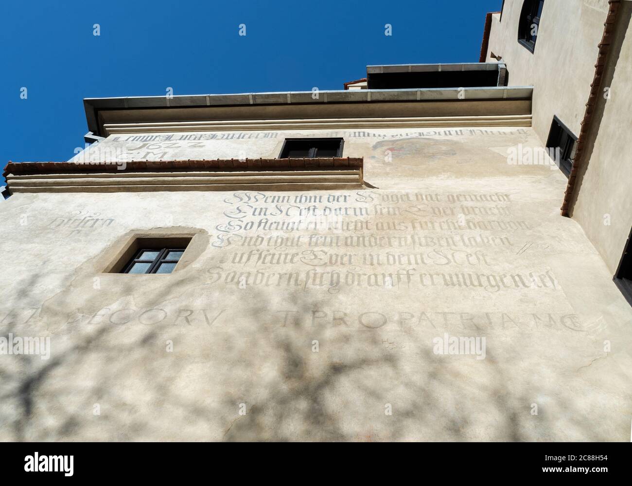 Antico manoscritto sopra l'ingresso principale, parete esterna del castello di Bran, Transilvania, Romania. Foto Stock