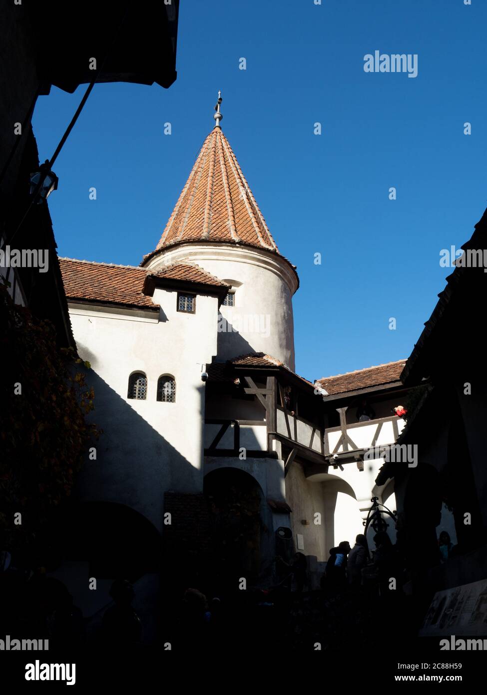 Nel cortile del Castello di Bran nella contea di Brasov, Transilvania, Romania. Questa architettura mistica e drammatica conosciuta come il castello di Dracula. Foto Stock