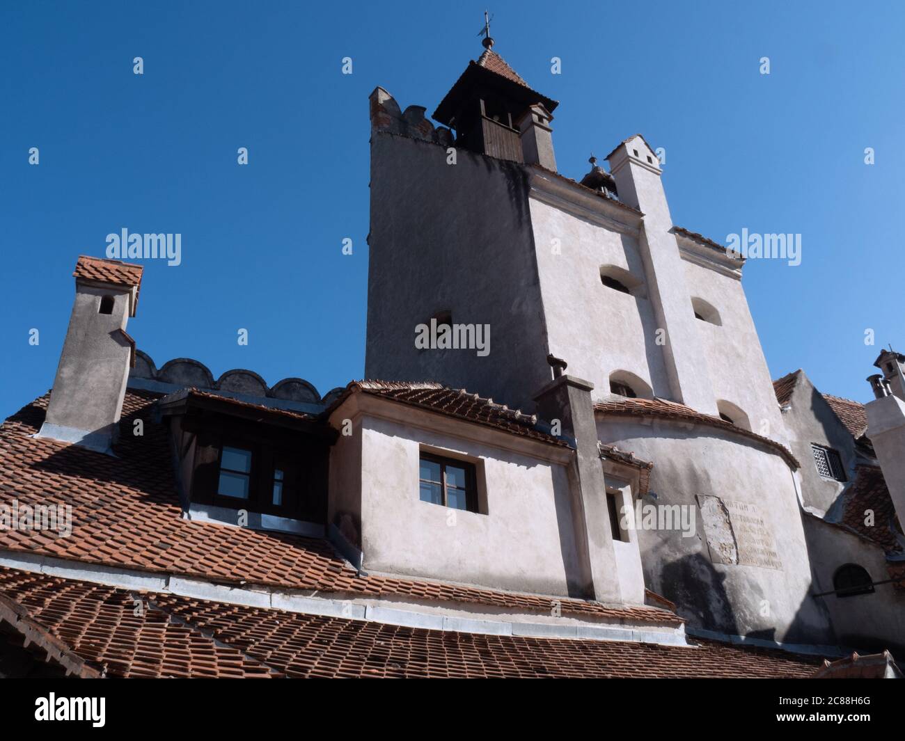 Nel cortile del Castello di Bran nella contea di Brasov, Transilvania, Romania. Questa architettura mistica e drammatica conosciuta come il castello di Dracula. Foto Stock