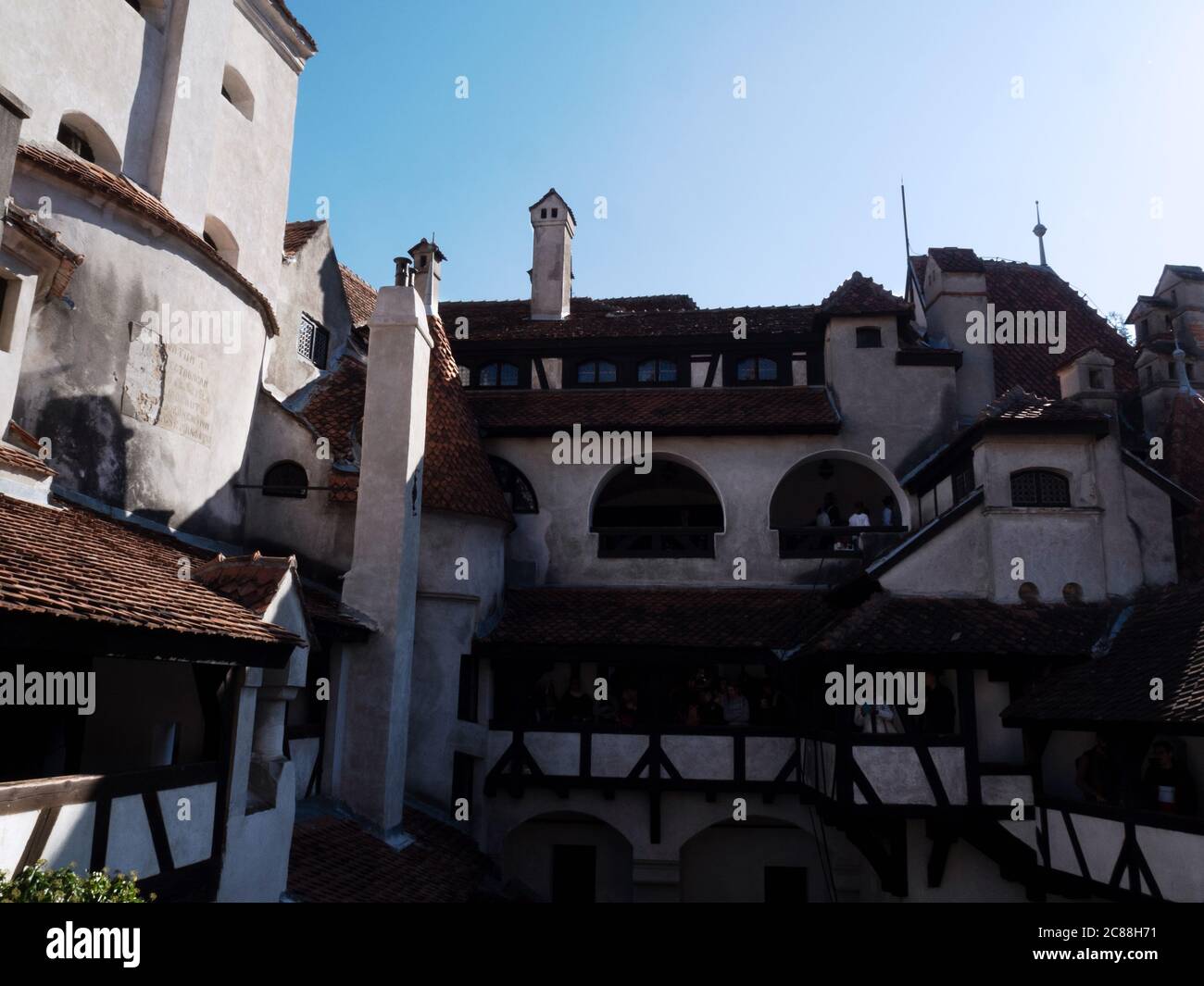 Nel cortile del Castello di Bran nella contea di Brasov, Transilvania, Romania. Questa architettura mistica e drammatica conosciuta come il castello di Dracula. Foto Stock