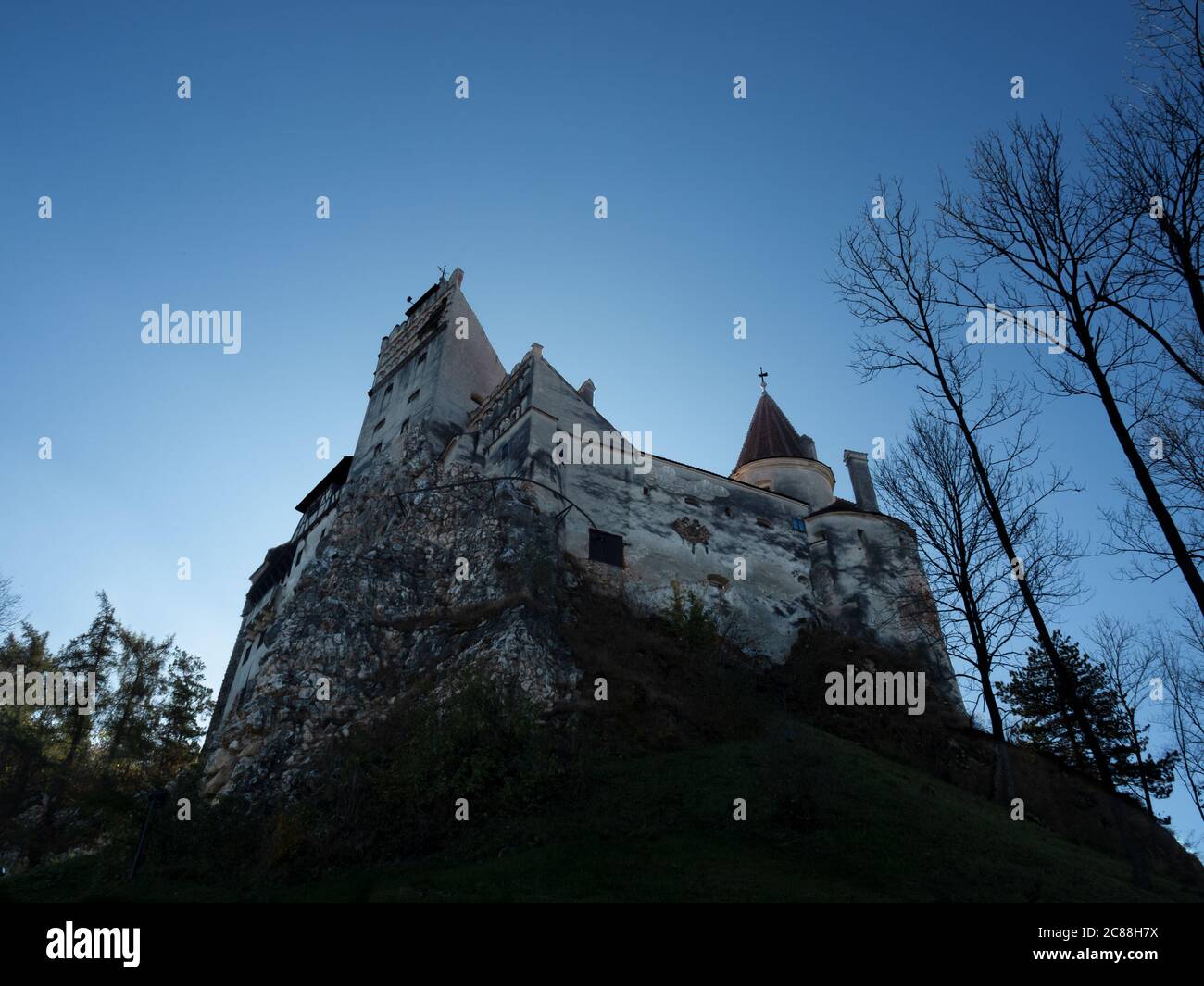 Castello di Bran nella contea di Brasov, transilvania, Romania. Questa architettura mistica e drammatica medievale è stata promossa come il vero castello di Dra Foto Stock