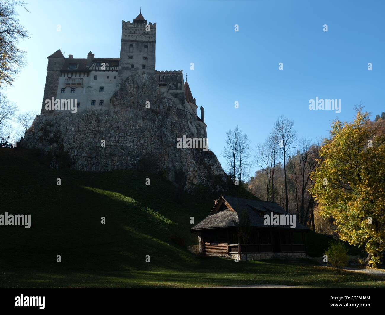 Castello di Bran nella contea di Brasov, transilvania, Romania. Questa architettura mistica e drammatica medievale è stata promossa come il vero castello di Dra Foto Stock