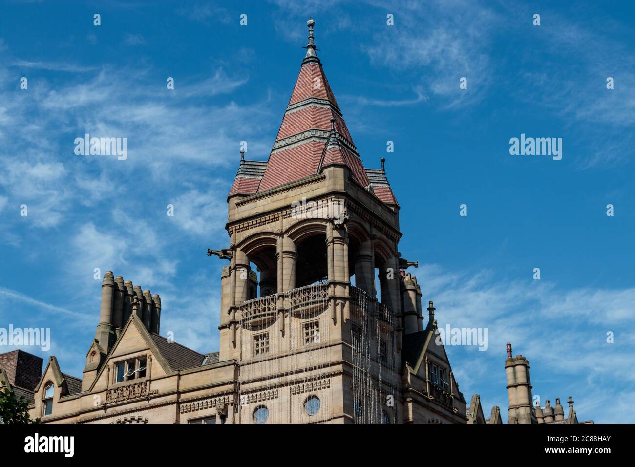 Vista dei gargolyes sull'edificio Aspire, Infirmary Street, Leeds Foto Stock