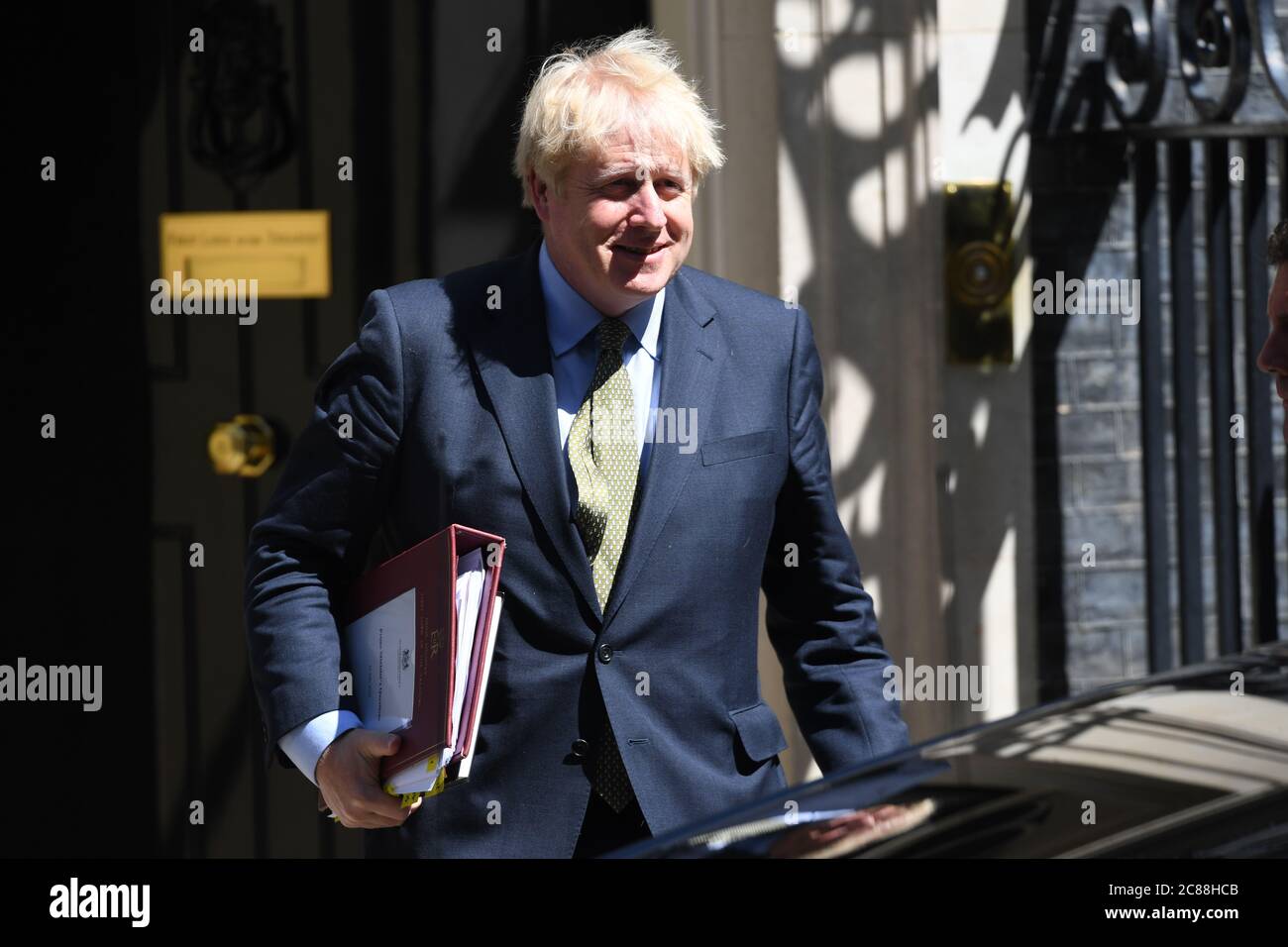 Il primo ministro Boris Johnson lascia 10 Downing Street, Londra, per le PMQ nella Camera dei Comuni. Foto Stock