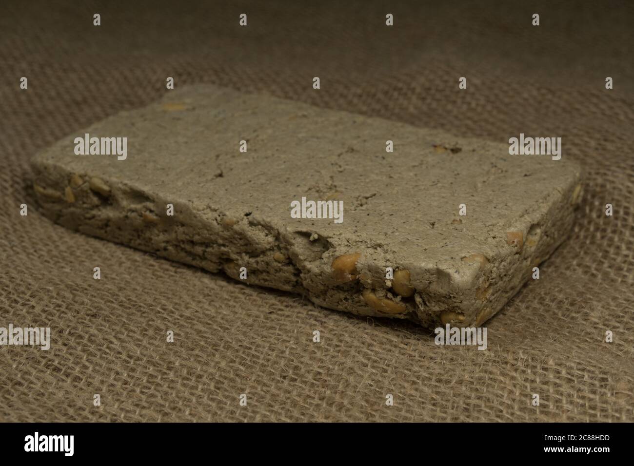 dolce halva su tovagliolo di burlap Foto Stock