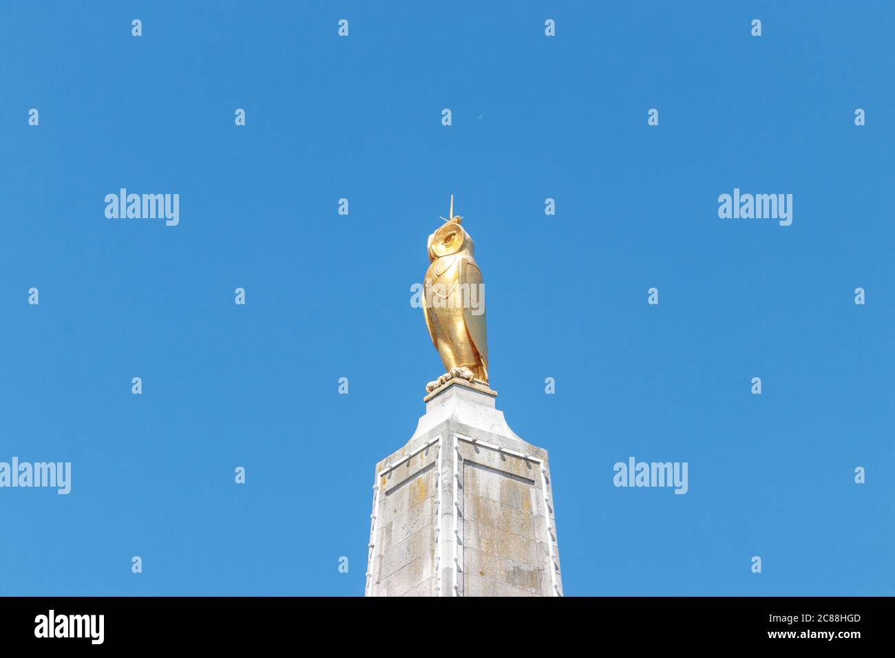 Vista della statua della gufo d'oro fuori dalla Civic Hall, Leeds Foto Stock