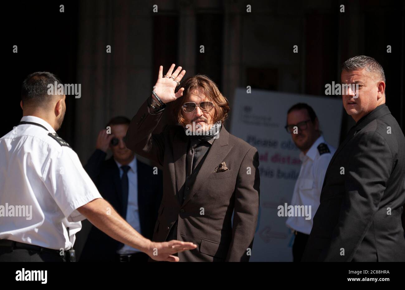 Londra, Regno Unito. 22 luglio 2020. L'attore Johnny Depp si fa un'onda ai suoi fan e ai media quando arriva alla Corte di giustizia reale per il giorno 12 del suo processo contro gli editori del Sun NGN. Credit: Neil Atkinson/Alamy Live News Foto Stock