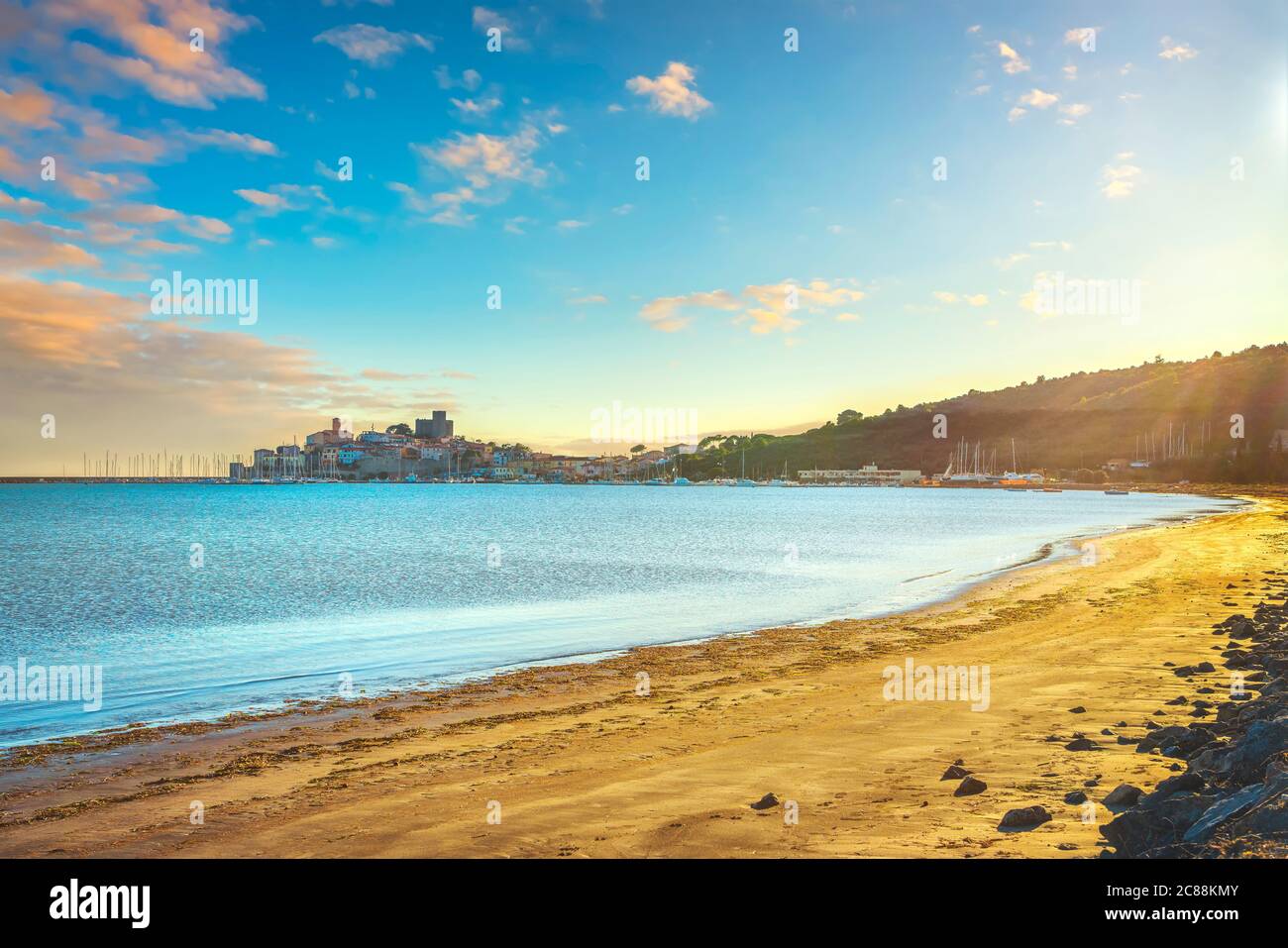 Spiaggia e villaggio Talamone al tramonto. Destinazione turistica italiana in Maremma. Grosseto, Toscana, Italia. Foto Stock