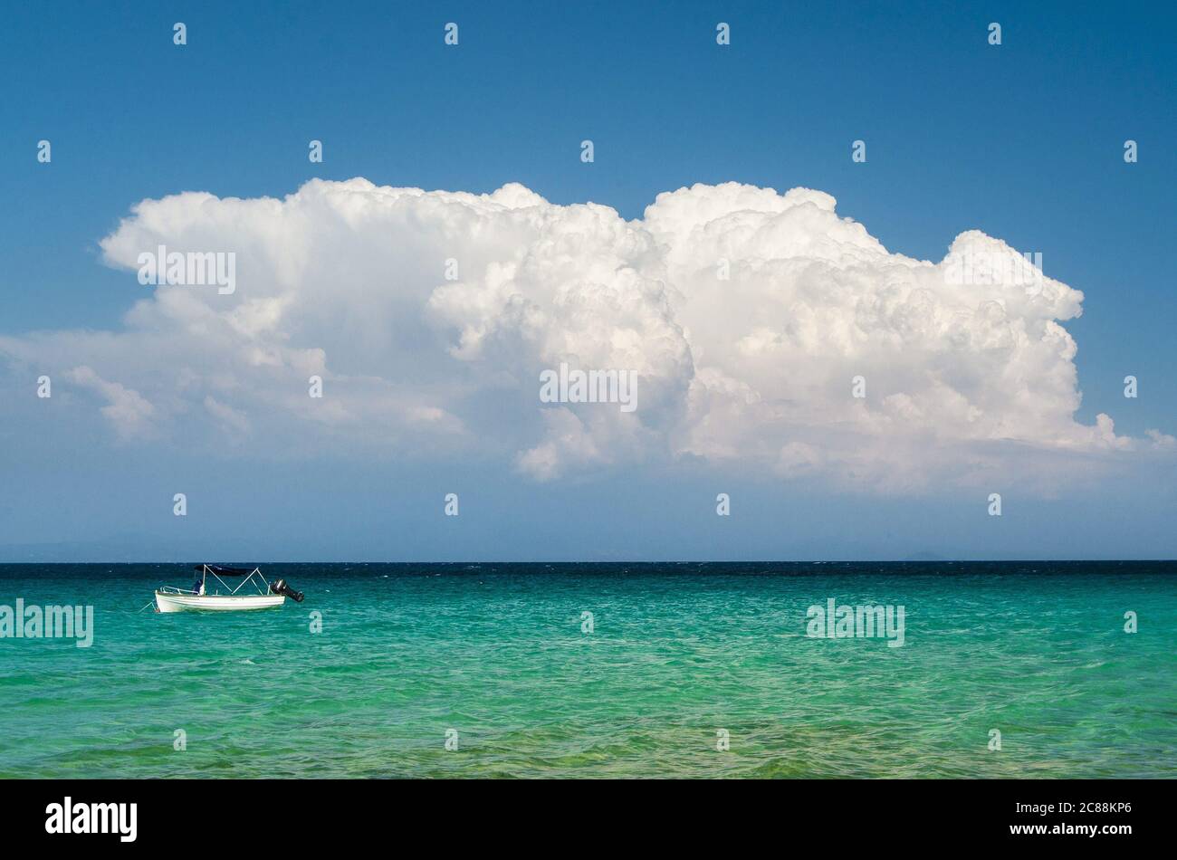 Piccola barca bianca in mare Foto Stock