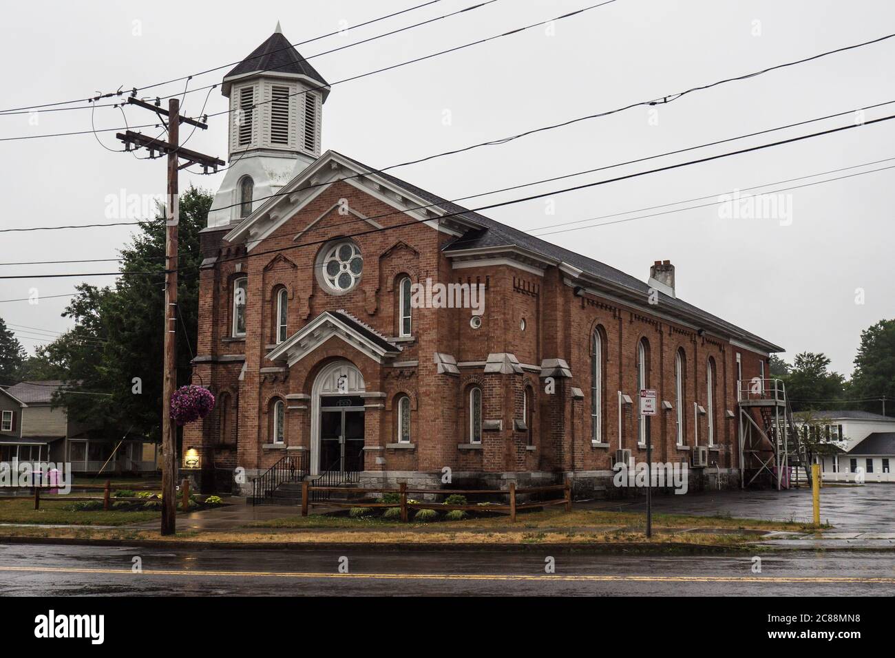 Chiesa in una mattinata piovosa, nel piccolo paese di Baldwinsville, New York Foto Stock