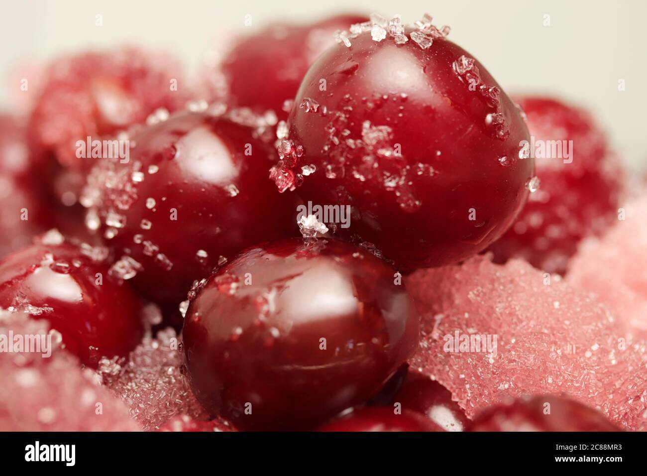 Preparazione della marmellata di ciliegie biologiche. Dolce marmellata fatta in casa di amarena. Foto Stock