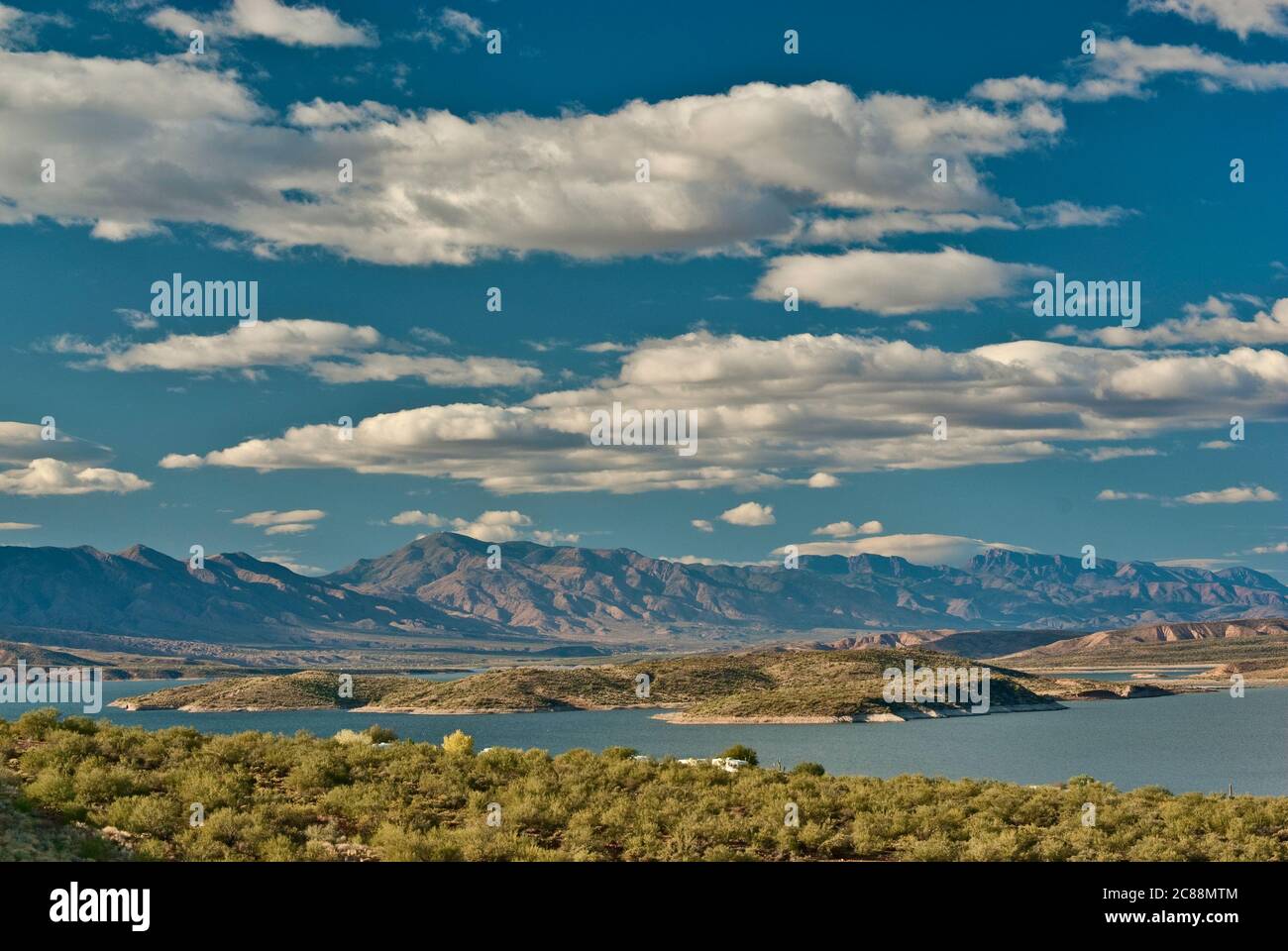 Lago Theodore Roosevelt nel deserto di sonora, vicino al monumento nazionale Tonto, Arizona, Stati Uniti Foto Stock