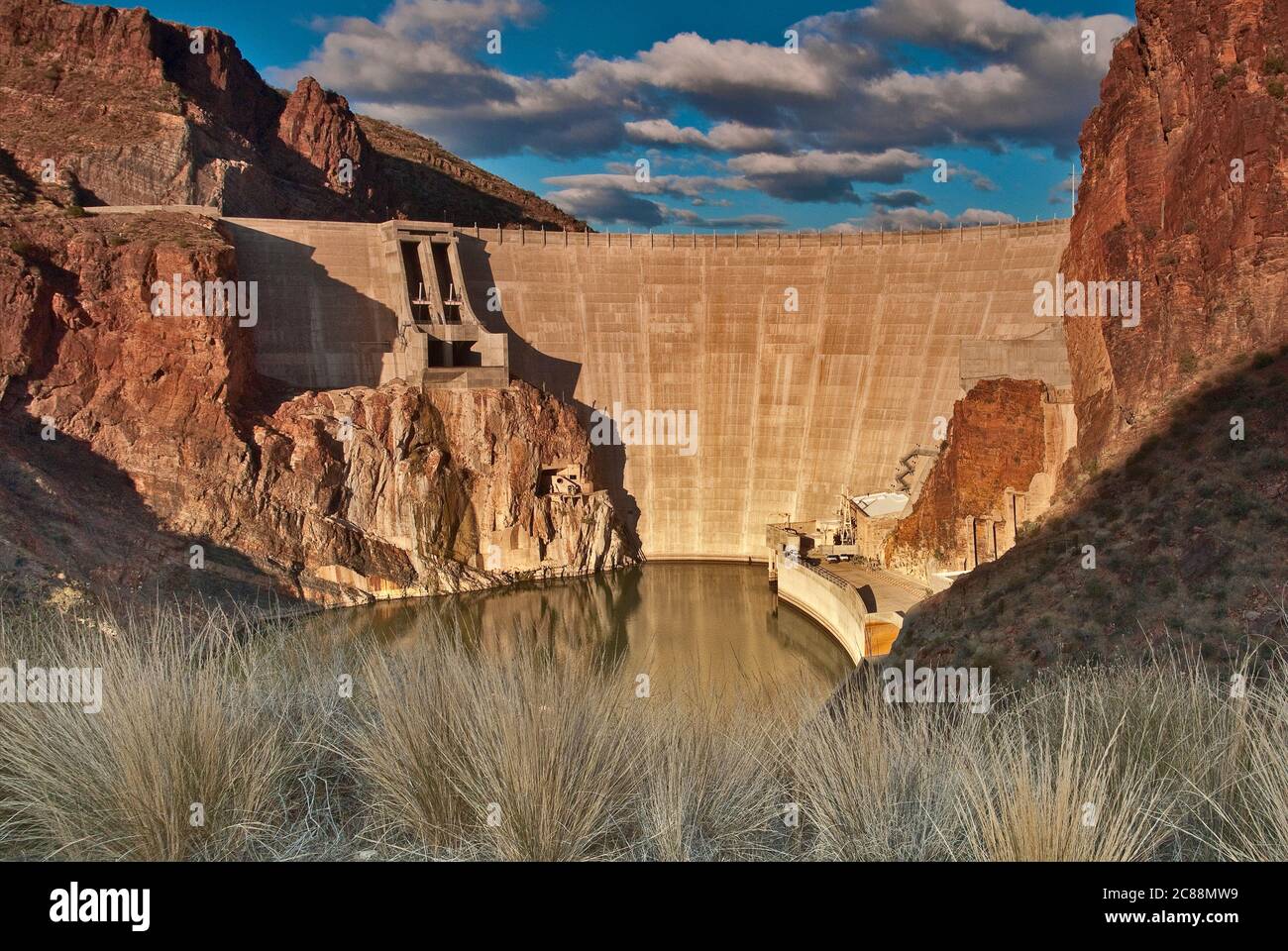 Ricegrass indiano, la diga di Theodore Roosevelt sul fiume Salt, vista da Apache Trail, Arizona, Stati Uniti Foto Stock
