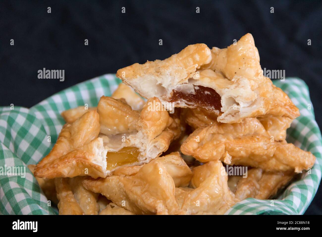 Pasticceria fritta con mele cotogne e batata tipici della gastronomia argentina Foto Stock