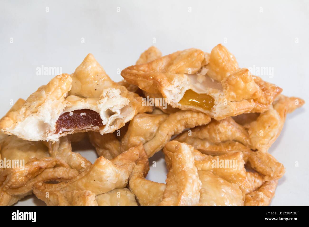 pasticceria fritta con mele cotogne e batata tipici della gastronomia argentina Foto Stock