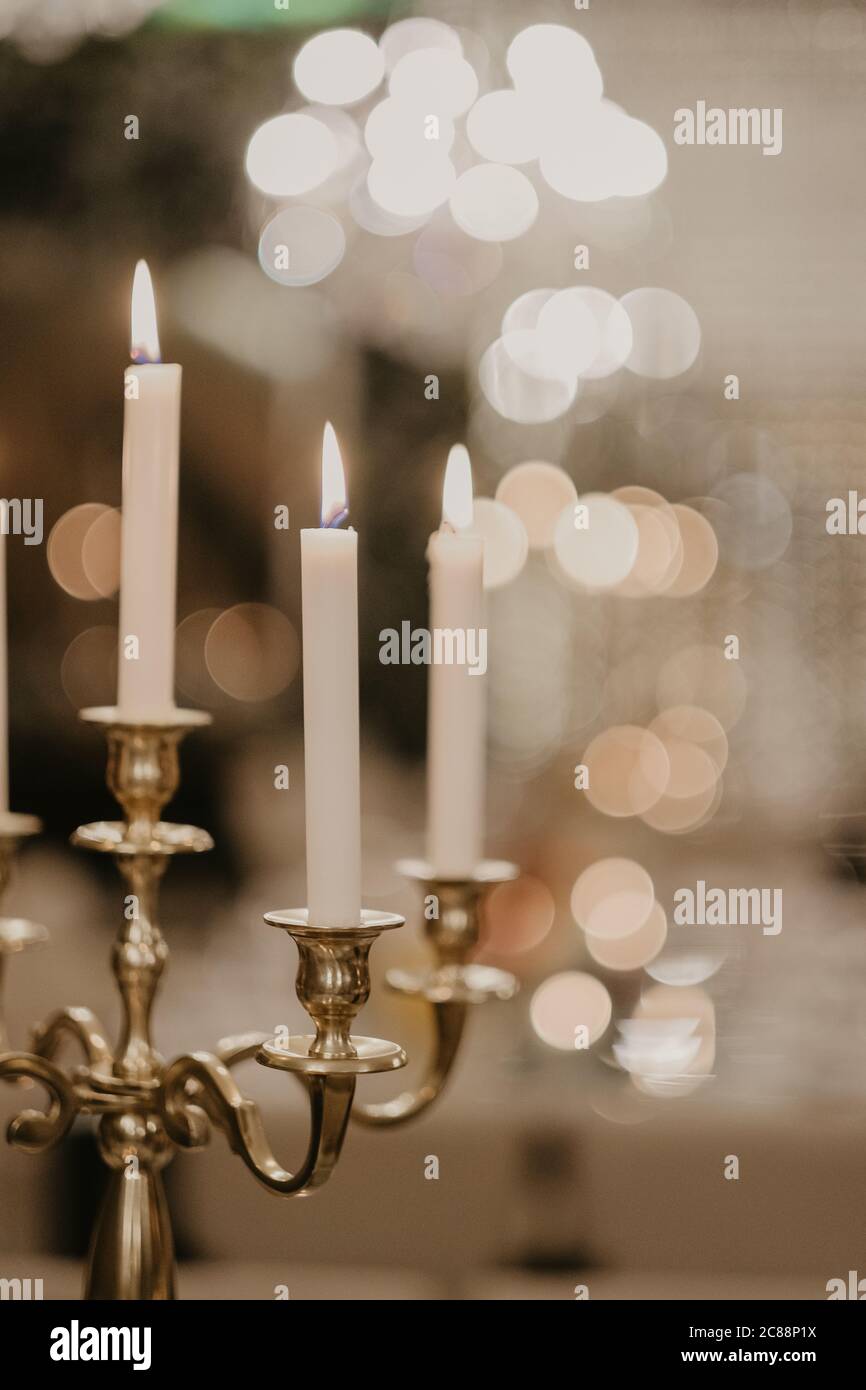 Scatto verticale di candele decorative per matrimoni Foto Stock
