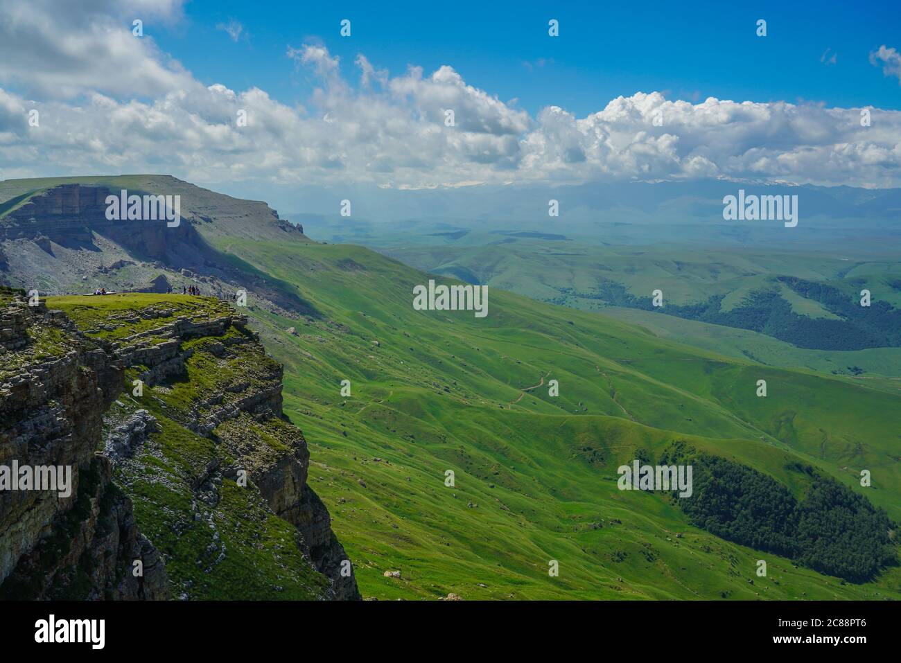 Splendido e incredibile altopiano di Bermamyt. Regione dell'Elba del Caucaso in Russia paesaggio estivo con prato verde, cielo drammatico Foto Stock