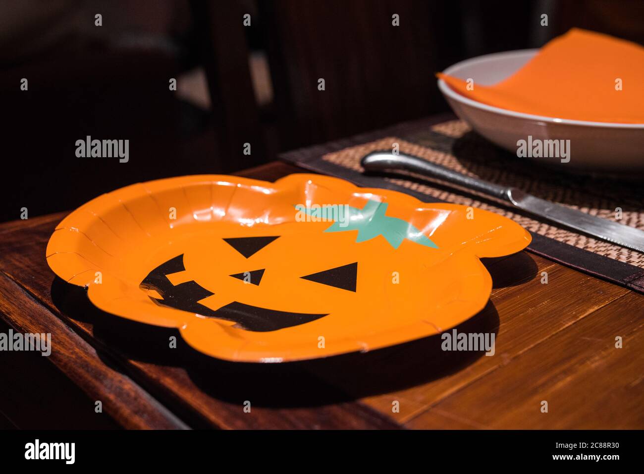 Piastra di carta a forma di zucca. Splendido design per la celebrazione di Halloween il 31 ottobre. Stoviglie monouso, riciclabili. Primo piano Foto Stock