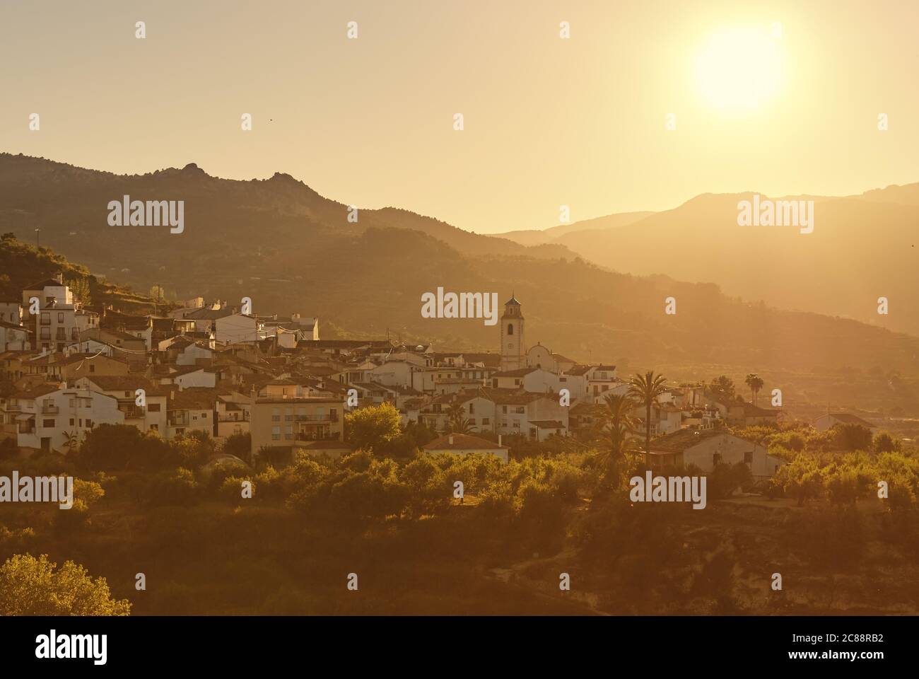 Vista sulla città valenciana di Benimantell durante il tramonto, comarca di Marina Baixa, provincia di Alicante, Spagna Foto Stock