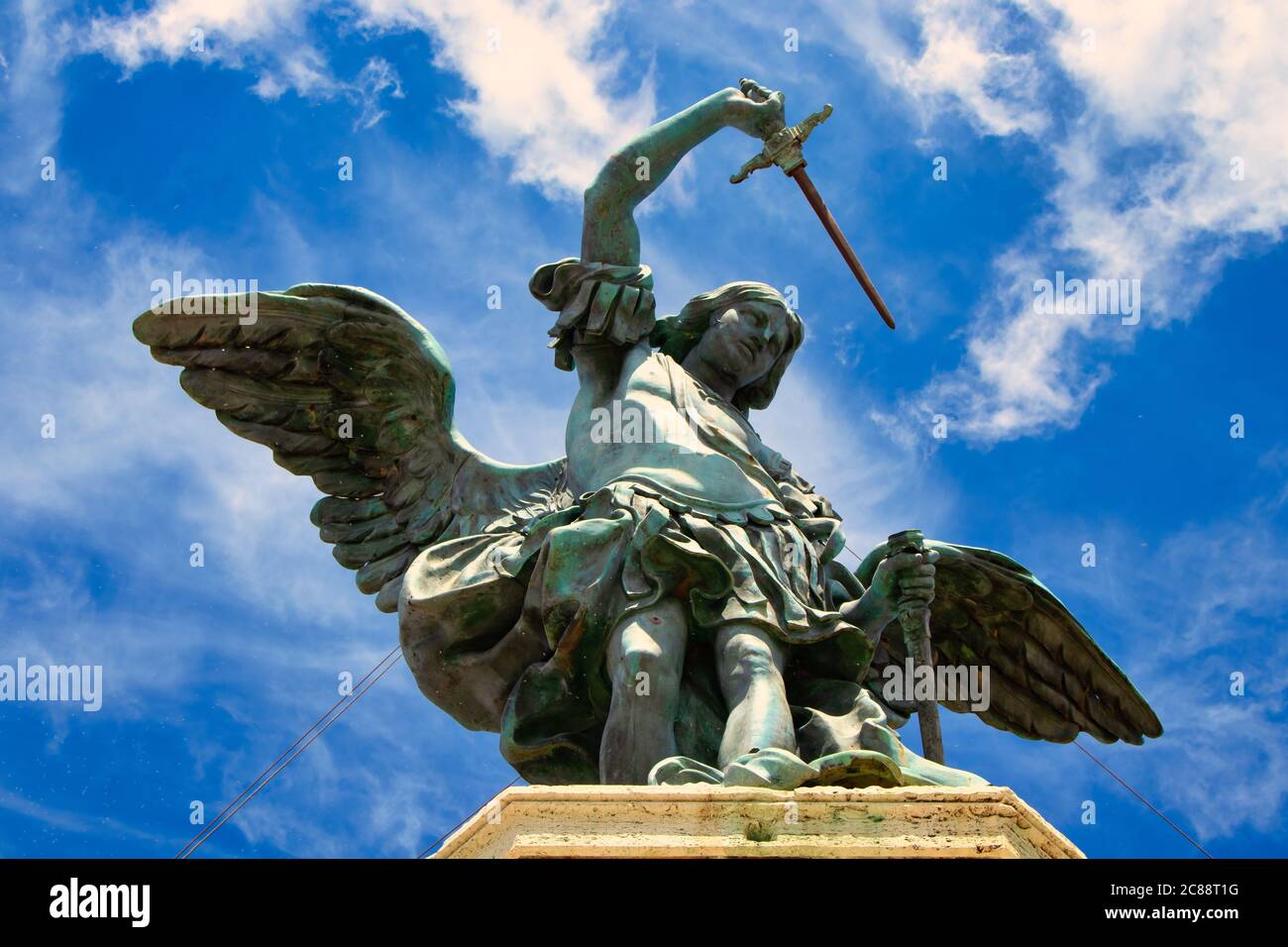 Roma, Italia - 30 aprile 2019 - statua in bronzo di Michele Arcangelo, in cima a Castel Sant'Angelo, modellata nel 1753 da Peter Anton von Foto Stock