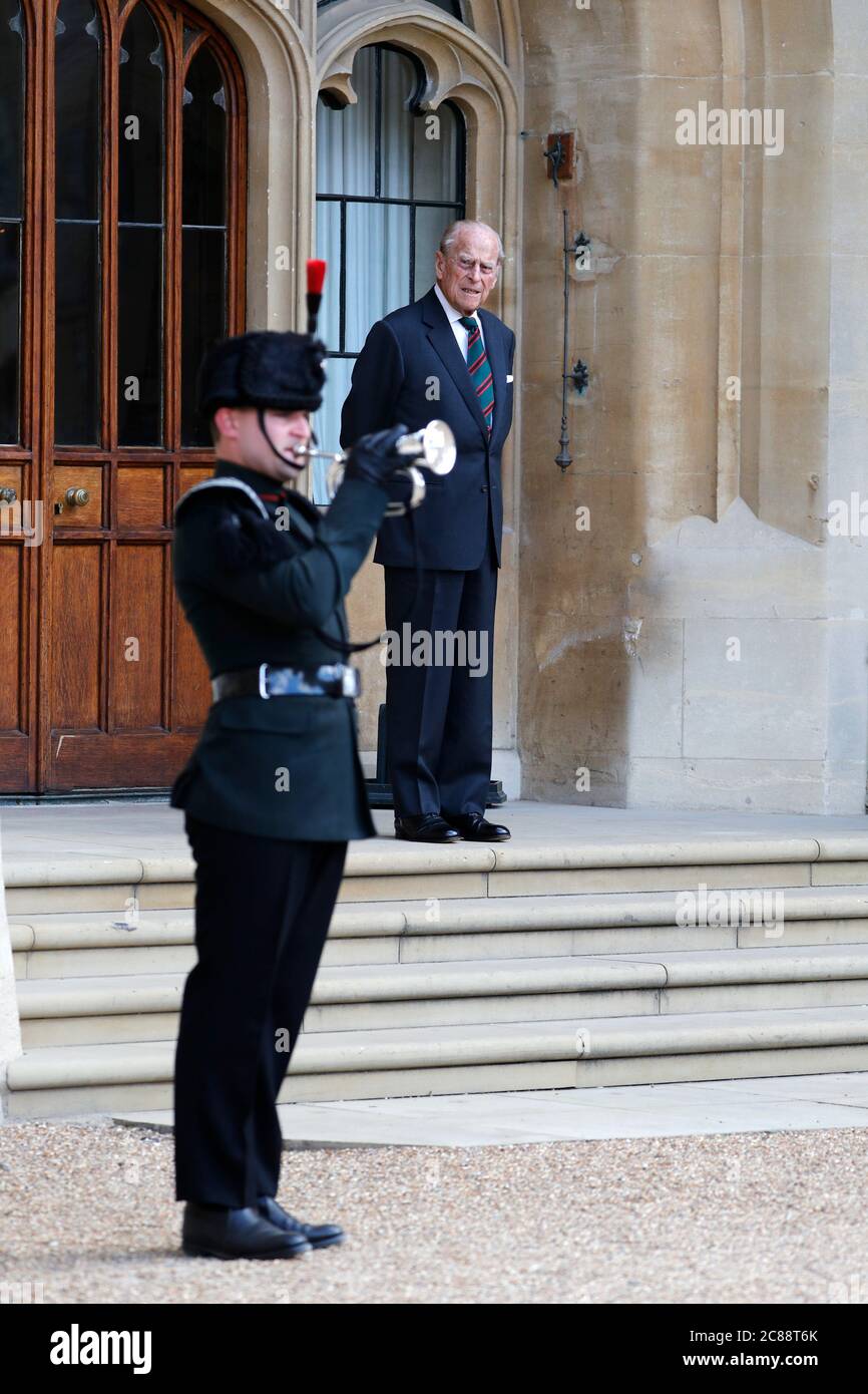 Il Duca di Edimburgo al Castello di Windsor durante una cerimonia per il trasferimento del colonnello-in-capo dei fucili dal Duca alla Duchessa di Cornovaglia, che concluderà la cerimonia dalla Casa di Highgrove. Foto Stock