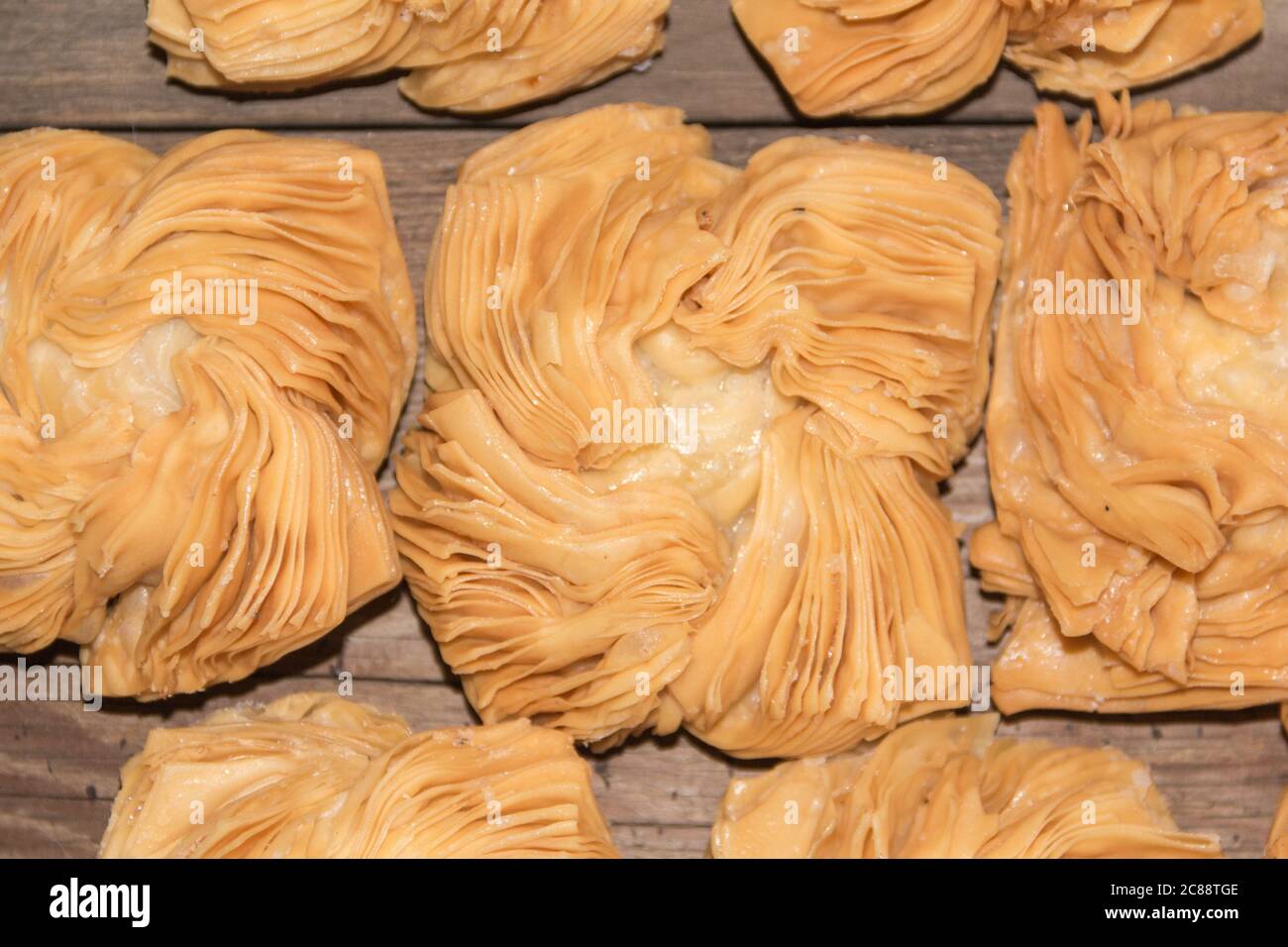 vista dall'alto del tavolo con patate dolci fritte e mele cotogne torte Foto Stock